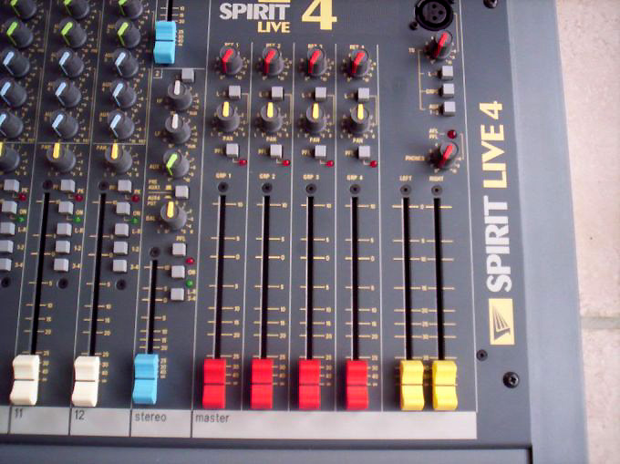 Photo annonce Soundcraft Spirit Live 4 console 24x4x2