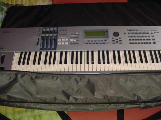 Photo annonce Motif ES7 Yamaha avec housse capitonnee