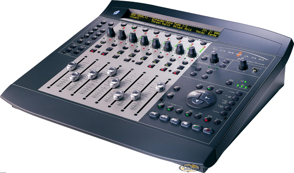 Photo annonce Avid             Command 8 Digidesign