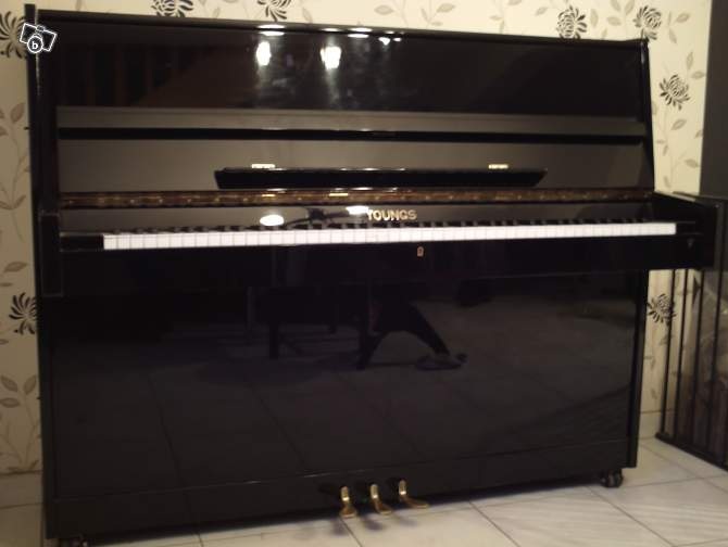 Photo annonce Piano droit YOUNGS avec siege velours rouge