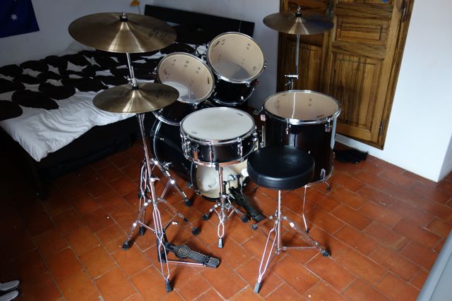 Photo annonce Batterie  Sonor  + jeu de cymbales & accessoires