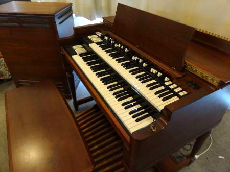 Photo : Hammond    B3    + Leslie 122 dans meuble noyer