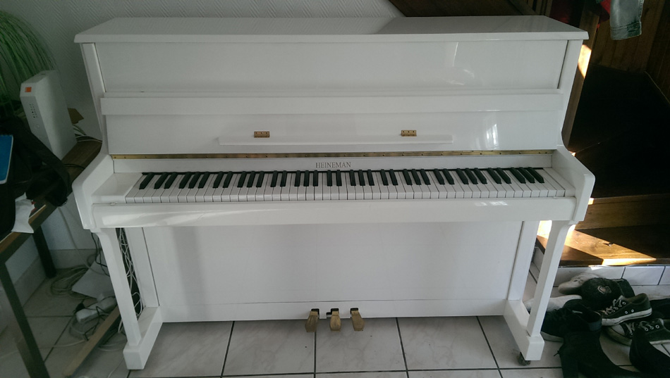 Photo : Piano Droit Blanc Heineman 110WH