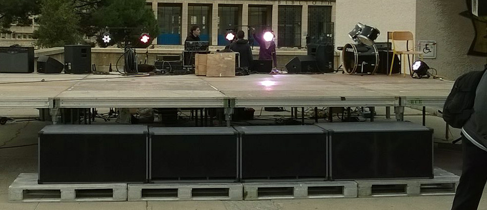 Photo : Caisson de basse 1400W RCF MB15H420