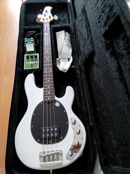 Photo : Music Man Stingray 34 + 2 Pedales