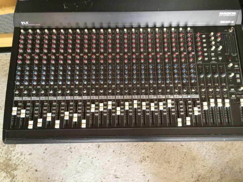 Photo : Mackie          SR 24 4