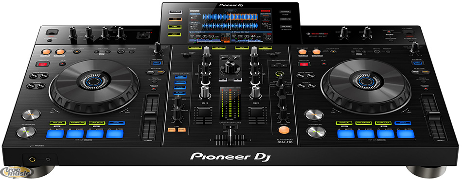 Photo : PIONEER   XDJ    RX contre 2 CDJ 850