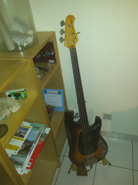 Photo : Music    Man    Sabre Fretless 1980