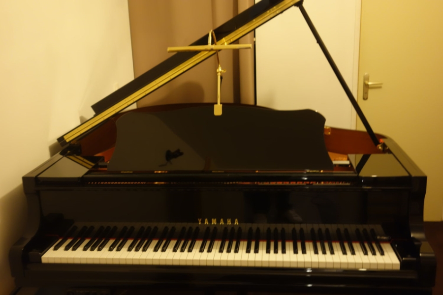 Photo : Piano  Yamaha   GC1 Silent de 2011