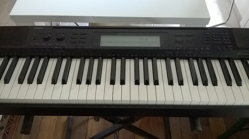 Photo : CASIO    CDP    200 R a 88 touches + Stand