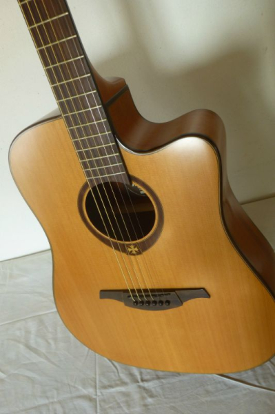Photo : LAG     T200     DCE electro acoustique folk