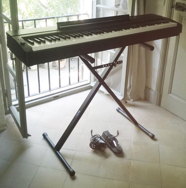 Photo : YAMAHA    P    155 B Noir avec pedale et pied