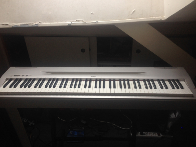 Photo : Piano  Yamaha  P60 S Pied Z Hercules
