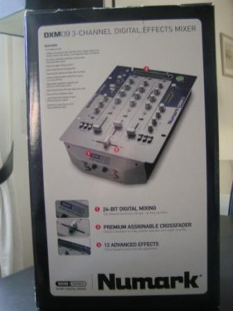 Photo : NUMARK        DXM09 console DJ 3 voies