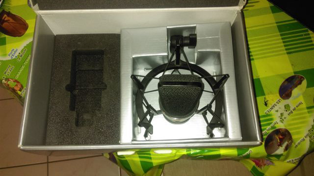 Photo : Neumann Tlm 102 + socle