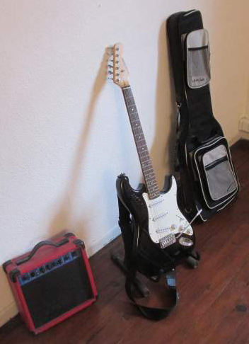 Photo : Harley   Benton  Strat + Ampli G15