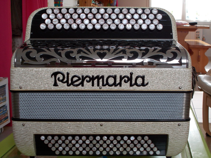 Photo : PIERMARIA        P306 Accordeon 80 basses