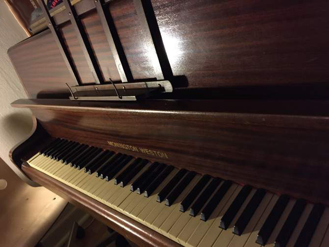 Photo : Piano    droit   Monington & Weston