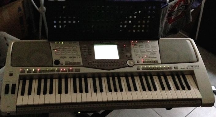 Photo : Yamaha        PSR2100 avec support et housse