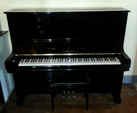 Photo : Piano droit YAMAHA U3 noir laque sur roulettes