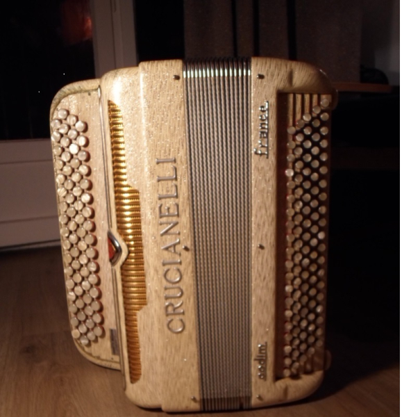 Photo : Accordeon      Crucianelli 100 Basses