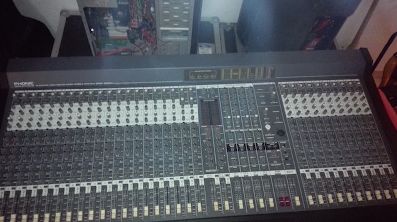 Photo : Table   mixage  32x4x2 Phonic