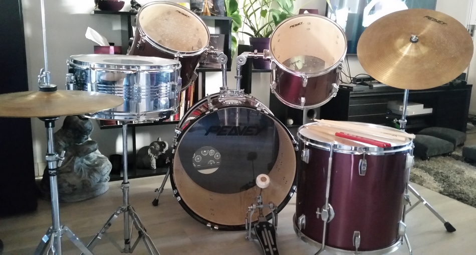 Photo : Batterie   5    futs PEAVEY + Charleston + Cymbale