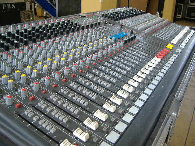 Photo : Console    32    voies DDA CS3