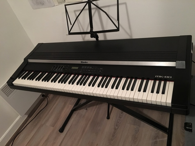 Photo : RHODES         MK80 clavier a touche lourd
