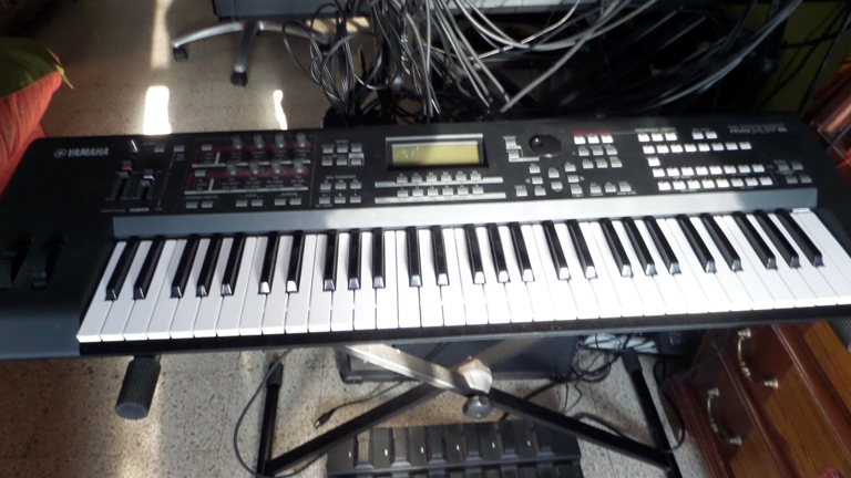 Photo : Yamaha   MOXF6   avec carte memoire 512 mo