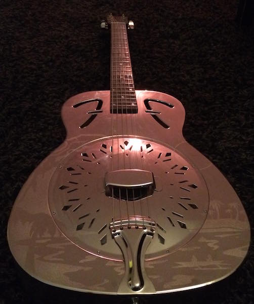 Photo : Fender    Resonator FR 55 dobro Hawaiian