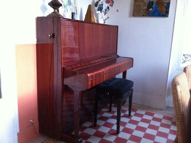 Photo : PIANO    droit   WEIBACH 126