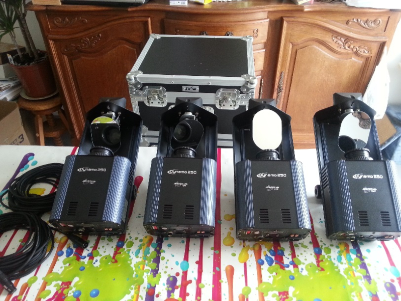 Photo : Scan             Dynamo 250 + flight case Lot de 4