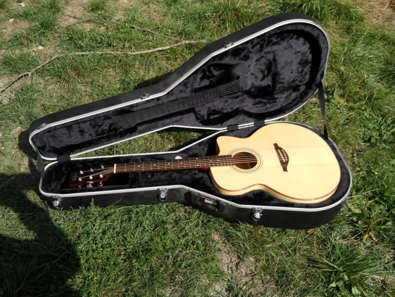 Photo : Hofner          HAJC05 electroaccoustique et case