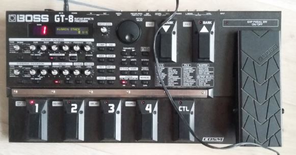 Photo : Boss      GT     8 Pedalier multieffet avec alim