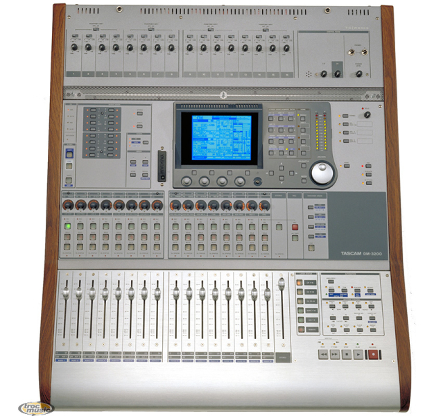 Photo : TASCAM    DM     3200 dans carton origine