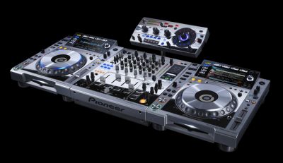 Photo : Pioneer   DJM   900 NEXUS Platinium CDJ 2000 NEXUS