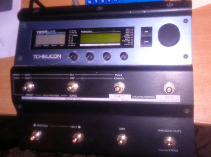 Photo : Voicelive TC HELICON pedalier
