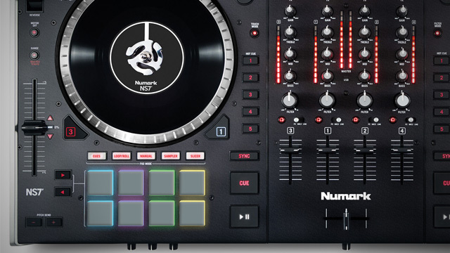 Photo : Numark    NS7    II contre Traktor S8