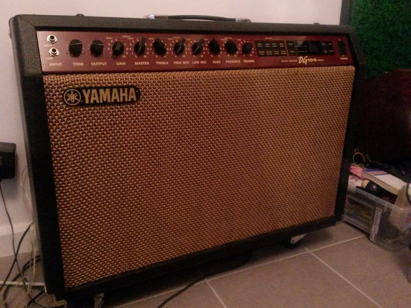 Photo : Combo   Guitare  Yamaha DG 100 212 + Pedalier Korg