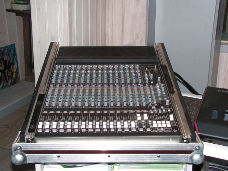 Photo : Mackie         Onyx 1640i + Fly