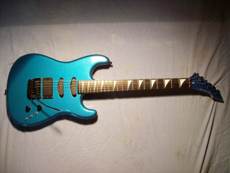 Photo : STRAT   VINTAGE  VESTER