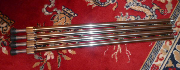 Photo : Pieds    pour    pedal steel guitar