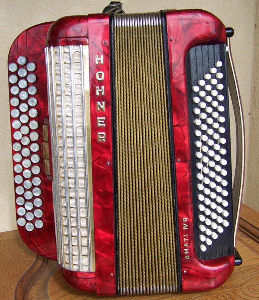 Photo : Hohner         chromatique Amati IV R 80 basses