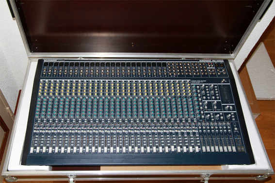 Photo : Behringer Eurodesk MX3282A en fly