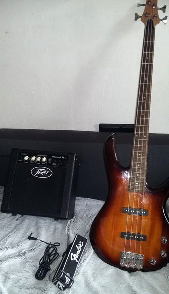 Photo : Ibanez    GSR    180 avec ampli combo Peavey