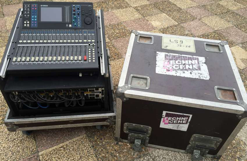 Photo : Console  Yamaha  LS9 32 16 Tour Pack