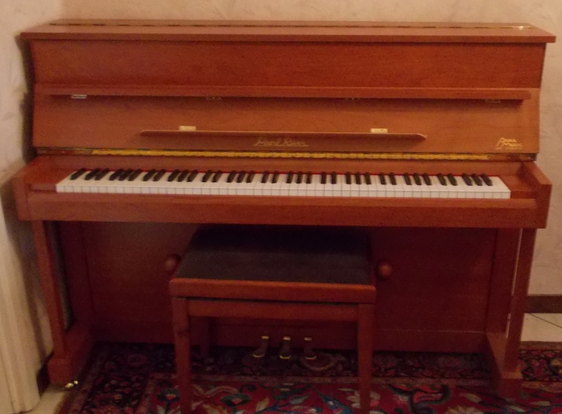 Photo : Piano    droit   en Merisier Pearl River