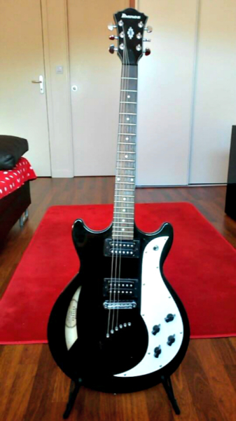 Photo : Guitare Ibanez AMF73