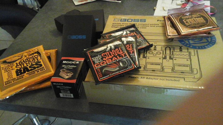 Photo : Pedale    Boss   Board Lot + accessoires